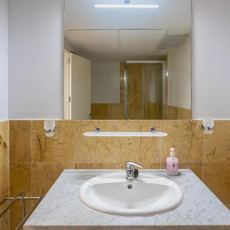 Hébergement de vacances Ground Floor Na *